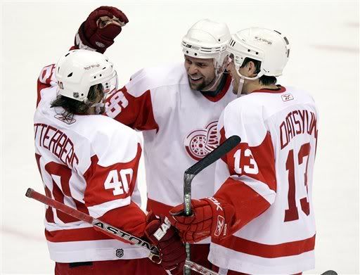 TomasHolmstromiscongratulatedbyteam.jpg