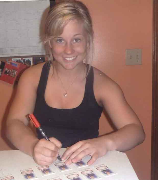 Shawn Johnson Signing 2010 Topps Allen & Ginter Cards