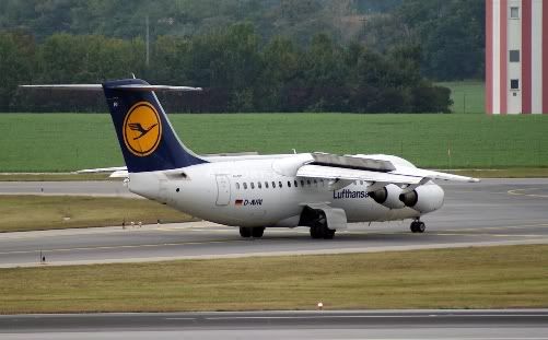 Diese Avro RJ 85 mit dem Kennzeichen D-AVRI musste gestern aufgrund von Rauchentwickling im Cockpit in Linz notlanden - Foto: R. Reiner / Austrian Wings