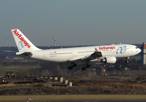 Mit leichter Verspätung landete der A 330-200 von Air Europa auf der 16 - im Hintergrund ist der Fischamender Wasserturm, einst Bestandteil der k.u.k. Militäraernautischen Station zu erkennen