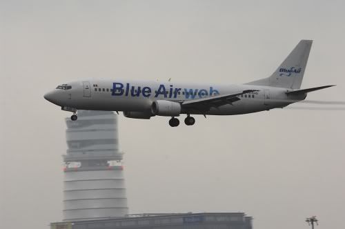 Seit 14. September verbindet Blue Air Wien auch mit Bukarest; zum Einsatz kommt eine Boeing 737 - Foto: P. Radosta / Austrian Wings (für eine größere Darstellung klicken Sie bitte auf das Bild)