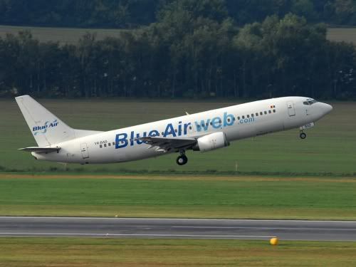 Der Blue Air Erstflug zwischen Bukarest (BBU) und Wien wurde mit der YR-BAD durchgeführt, einer Boeing 737-4C9, Baujahr 1992, die ursprünglich an Luxair ausgeliefert worden war - Foto: P. Radosta / Austrian Wings (für eine größere Darstellung klicken Sie bitte auf das Bild)