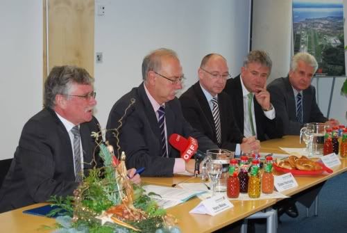 von links nach rechts: Hans Weiss; Geschäftsführer Flughafen Friedrichshafen - Dieter Hornung; Vorsitzender des Aufsichtsrats Flughafen Friedrichshafen - Prof. Dr. Friedhelm Schwan; Hauptgeschäftsführer Flughafen - Foto: Flughafen Friedrichshafen